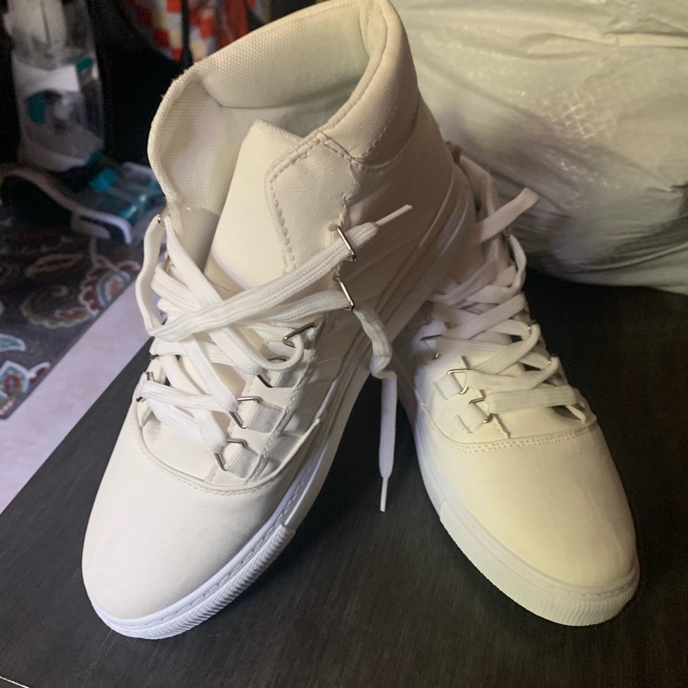 Gravasphere size 9 men tennis shoes